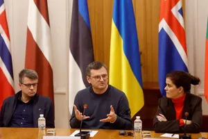 Ngoại trưởng Ukraine - ông Dmytro Kuleba (giữa), Ngoại trưởng Litva - Gabrielius Landsbergis (trái) và Ngoại trưởng Iceland - bà Thordis Gylfadottir trong cuộc họp báo chung ở thủ đô Kiev (Ukraine) ngày 28-11. Ảnh: REUTERS