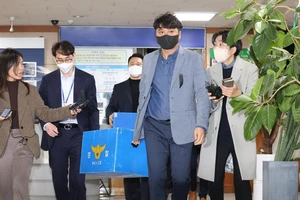 Cảnh sát thuộc đội điều tra đặc biệt rời Đồn cảnh sát quận Yonsang sau một cuộc đột kích. Ảnh: YONHAP