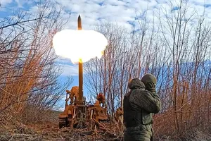 Các thành viên của Cộng hòa Nhân dân Donetsk tự xưng (DPR) bắn lựu pháo vào mặt trận biên giới Bakhmut ở Donetsk. Ảnh: ANADOLU AGENCY