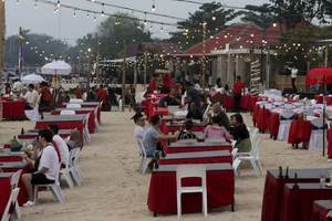 Khách du lịch ngồi tại một nhà hàng trên bãi biển Jimbaran ở đảo Bali (Indonesia) ngày 12-11. Ảnh: AP