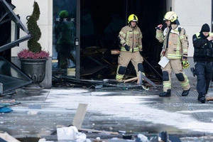 VIDEO: Thủy cung khổng lồ ở Đức vỡ tung, 1.500 con cá văng ra đường 