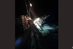 Tàu hộ vệ HTMS Sukhothai bị chìm ngoài khơi bờ biển tỉnh Prachuap Khiri Khan, Thái Lan vào ngày 18-12. Ảnh: HẢI QUÂN HOÀNG GIA THÁI LAN