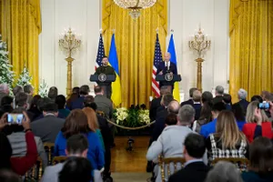 Tổng thống Biden và Tổng thống Zelensky họp báo chung tại Nhà Trắng. Tại đây ông Biden đã cam kết nhiều khoản viện trợ cho Ukraine, bao gồm cả hệ thống phòng thủ tên lửa Patriot. Ảnh: AP