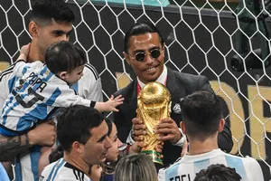 VIDEO: FIFA mở cuộc điều tra sau hành động của 'Thánh rắc muối' tại lễ trao giải World Cup 