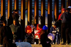 Nhà Trắng lên án Thống đốc bang Texas vì bỏ lại người di cư trên đường trong đêm Giáng sinh 