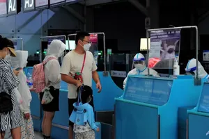 Khách du lịch làm thủ tục trước khi khởi hành tại sân bay quốc tế Phượng Hoàng Tam Á, thành phố Tam Á, đảo Hải Nam (Trung Quốc) ngày 9-8. Ảnh: AFP