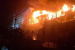 Cháy sòng bạc cao cấp Grand Diamond City ở thị trấn Poipet, tỉnh Banteay Meanchey (Campuchia) vào 28-12. Ảnh: THE PHNOM PENH POST