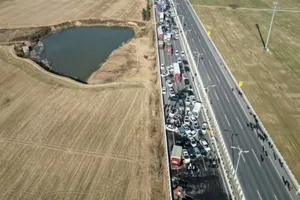 VIDEO: Tai nạn liên hoàn khi 200 xe đâm vào nhau trên cầu ở Trung Quốc