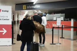 Hành khách xếp hàng chờ xét nghiệm COVID-19 tại Sân bay Brussels (B), ngày 2-1-2021. Ảnh: REUTERS