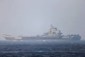 Tàu sân bay Liêu Ninh của Trung Quốc đi qua eo biển Miyako gần đảo Okinawa trên đường tới Thái Bình Dương vào ngày 4-4-2021. Ảnh: REUTERS 