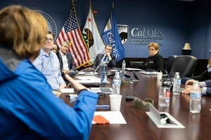 Thống đốc bang California - ông Gavin Newsom họp ứng phó cơn bão sắp đỗ bộ ngày 4-1. Ảnh: STATE OF CALIFORNIA