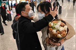 Dân Trung Quốc hồ hởi đón người thân về ăn Tết sau khi biên giới được mở cửa
