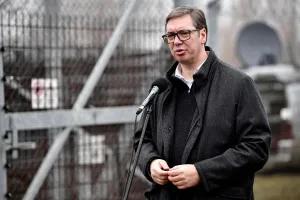 Tổng thống Serbia Aleksandar Vucic phát biểu tại hàng rào biên giới Hungary-Serbia ngày 15-12-2022. Ảnh: REUTERS
