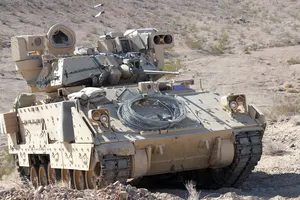 Một chiếc Bradley M2 được trưng bày tại một cuộc diễn tập huấn luyện ở Trung tâm Huấn luyện Quốc gia Fort Irwin, bang California (Mỹ). Ảnh: 19FORTYFIVE