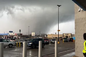 Lốc xoáy và bão đổ bộ vùng đông nam nước Mỹ. Ảnh: CNN