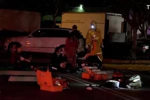 Lực lượng cứu hộ tại hiện trường vụ xả súng ở TP Monterey Park, bang California đêm 21-1. Ảnh: CNN