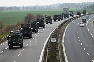 Đoàn xe vận chuyển hệ thống tên lửa phòng không Patriot từ Đức tới Ba Lan ngày 23-1. Ảnh: REUTERS