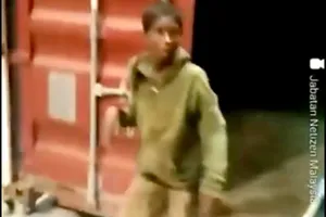 Cậu bé Fahim bước ra khỏi thùng container. Ảnh: REDDIT