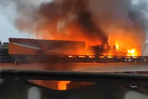 Video: Tai nạn liên hoàn dẫn đến cháy lớn trên đường cao tốc Trung Quốc, 82 người thương vong