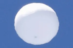 Vật thể giống bóng bay xuất hiện trên bầu trời Nhật tháng 6-2020. Ảnh: THE JAPAN TIMES