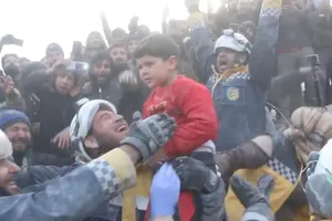 VIDEO: Đội cứu hộ xúc động vỡ òa khi cứu thành công gia đình bị mắc kẹt trong động đất ở Syria 