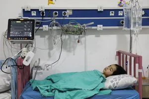 Bé Tariq Haidar điều trị tại một bệnh viện ở TP Afrin (Syria) ngày 9-2. Ảnh: REUTERS