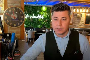 Người đàn ông bàng hoàng vì mất đi 100 người bạn sau động đất ở Thổ Nhĩ Kỳ 