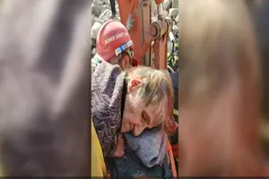 Giải cứu thành công cụ bà 85 tuổi kẹt hơn 152 giờ trong đống đổ nát sau động đất ở Thổ Nhĩ Kỳ. Ảnh: CNN