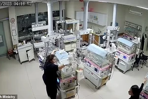 VIDEO: Xúc động khoảnh khắc y tá bảo vệ các bé sơ sinh giữa lúc động đất làm rung chuyển bệnh viện ở Thổ Nhĩ Kỳ 