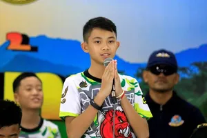 Cậu bé Duangpetch Promthep giới thiệu bản thân trong cuộc họp báo ở tỉnh Chiang Rai (Thái Lan) ngày 18-7-2018. Ảnh: REUTERS