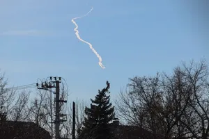 Một vệt tên lửa được nhìn thấy trên bầu trời thủ đô Kiev (Ukraine) ngày 15-2. Ảnh: REUTERS