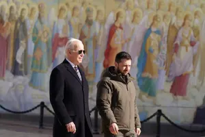 Tổng thống Biden ở trung tâm thủ đô Kiev ngày 20-2. Ảnh: TWITTER