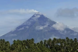 Lực lượng cứu hộ Philippines leo lên núi lửa để tiếp cận hiện trường máy bay rơi 