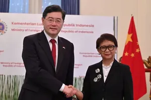 Bộ trưởng Ngoại giao Trung Quốc Tần Cương (trái) và người đồng cấp Indonesia - bà Retno Marsudi tại thủ đô Jakarta (Indonesia) ngày 22-2. Ảnh: REUTERS