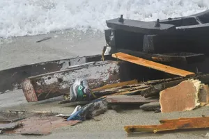 Tàu gỗ va phải đá chìm ngoài khơi Ý, 59 người chết 