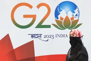 Khu trưng bày huy hiệu Chủ tịch G20 của Ấn Độ trên một con phố ở TP Mumbai (Ấn Độ) ngày 15-12-2022. Ảnh: REUTERS
