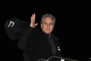 Ngoại trưởng Mỹ Antony Blinken lên máy bay tại căn cứ không quân Andrews, bang Maryland (Mỹ) hôm 26-2 để đến Kazakhstan. Ảnh: AFP