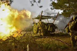 Binh sĩ Ukraine nã lựu pháo về phía các vị trí của Nga ở khu vực Donetsk. Ảnh: EPA