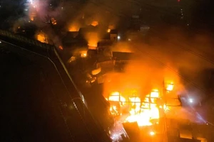 VIDEO: Quả cầu lửa khổng lồ trên bầu trời Jakarta sau vụ cháy kho nhiên liệu