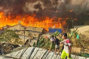 VIDEO: Lửa thiêu rụi 2.000 căn lều tại trại tị nạn 