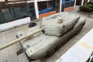 Mô hình bơm hơi của một phương tiện quân sự tại buổi trưng bày ở TP Decin (CH Czech) ngày 6-3. Ảnh: REUTERS