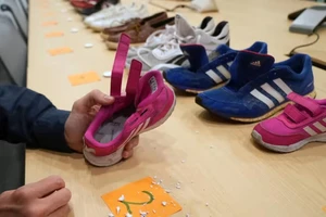 Indonesia siết nhập khẩu giày dép cũ 