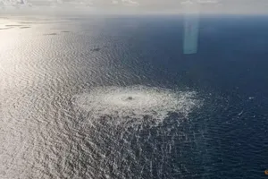 Rò rỉ khí gas tại đường ống dẫn khí đốt Nord Stream 2 trên biển Baltic ngày 27-9-2022. Ảnh: REUTERS