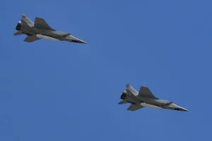 Tiêm kích MiG-31 của Nga mang theo tên lửa siêu thanh Kinzhal trên Quảng trường Đỏ trong cuộc duyệt binh Ngày Chiến thắng ở thủ đô Moscow (Nga) năm 2018. Ảnh: AFP