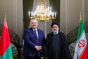 Tổng thống Iran - ông Ebrahim Raisi (phải) và Tổng thống Belarus Alexander Lukashenko sau cuộc họp báo chung ở thủ đô Tehran (Iran) ngày 13-3. Ảnh: WANA