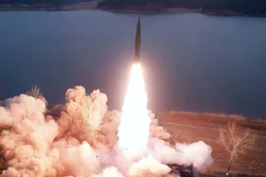 Triều Tiên phóng tên lửa đạn đạo đất đối đất từ tỉnh South Hwanghae ngày 15-3. Ảnh: KCNA