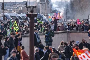 Biểu tình phản đối tăng tuổi nghỉ hưu ở thủ đô Paris (Pháp) ngày 16-3. Ảnh: NDTV