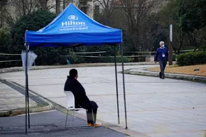 Thành viên của Nhóm Cố vấn khoa học của WHO về Nguồn gốc các mầm bệnh mới (SAGO) tại khách sạn của nhóm ở TP Vũ Hán, tỉnh Hồ Bắc (TQ) ngày 6-2-2021. Ảnh: REUTERS