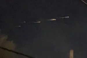 VIDEO: Loạt vệt sáng bí ẩn bay hàng ngang trên bầu trời California 