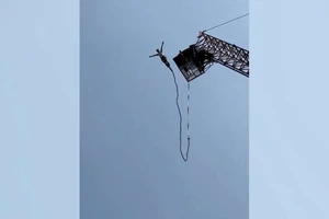 VIDEO: Thót tim khoảnh khắc dây bungee bị đứt khi nhảy từ độ cao 30 m 